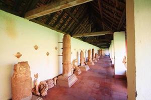 oud steen opschrift en Boeddha standbeeld in wat pha dat luang tempel Bij vientiane provincie, Laos foto