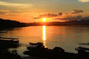 traditie van lang staart boot en visser in mooi zonsondergang schemering Bij khong rivier- de thais-laos grens chaingkhan distric Thailand foto