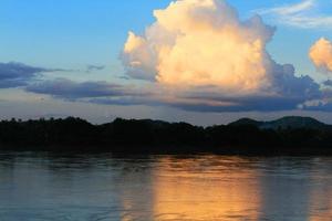 traditie van lang staart boot en visser in mooi zonsondergang schemering Bij khong rivier- de thais-laos grens chaingkhan distric Thailand foto