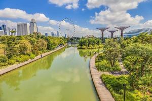 panoramisch afbeelding van tuinen door de baai in Singapore gedurende dag foto