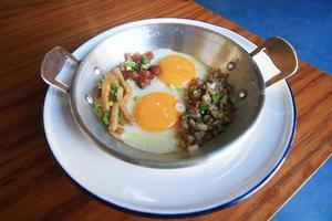 Indo-China gebakken ei met toppings in eigengemaakt Thais stijl en gemakkelijk ontbijt in de ochtend- foto