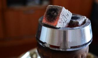 hookah roken, heet kolen voor hookah in callaud, kokosnoot houtskool, hookah accessoires, detailopname foto