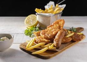 fish and chips op snijplank met citroen foto