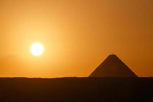 landschap met zon stijgende lijn Bij Super goed piramide van Gizeh foto