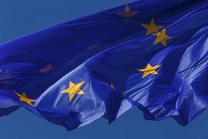 vlag van Europese unie tegen blauw lucht foto