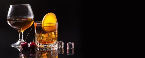 vooraanzicht whisky met oranje cognac in glas met kopie ruimte