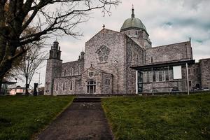 mooi tafereel van Iers mijlpaal galway kathedraal in Ierland foto