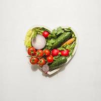 hart gemaakt van verschillende soorten groenten op witte achtergrond