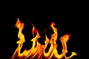 vlam brandstof PNG warmte en brandend risico ontploffen barbecue rood geel vlam geïsoleerd Aan zwart achtergrond foto