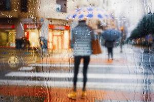 Bilbao, vizcaya, Spanje, 2023 - mensen met een paraplu in regenachtig dagen in winter seizoen, Bilbao, baskisch land, Spanje foto