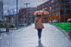 Bilbao, vizcaya, Spanje, 2023 - mensen met een paraplu in regenachtig dagen in winter seizoen, Bilbao, baskisch land, Spanje foto