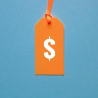 dollar symbool in oranje prijs label Aan blauw achtergrond foto