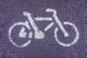 fiets verkeer teken in de fiets rijbaan foto