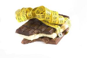 chocola en centimeter Aan een wit achtergrond foto