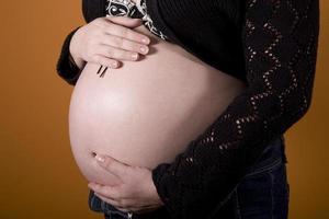 buik van een zwangere vrouw foto
