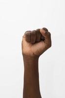 Afro-Amerikaanse persoon houdt hun vuist omhoog
