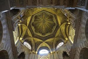 plafond in mezquita - moskee - kathedraal van Cordoba in Spanje foto