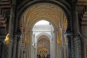 interieur van mezquita - moskee - kathedraal van Cordoba in Spanje foto