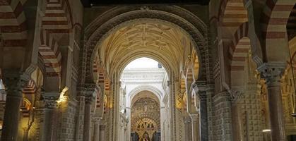 interieur van mezquita - moskee - kathedraal van Cordoba in Spanje foto