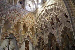 interieur van mezquita - moskee - kathedraal van Cordoba in Spanje foto