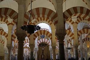 interieur van mezquita - moskee - kathedraal van Cordoba in Spanje foto