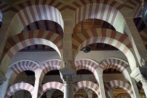 interieur van mezquita - moskee - kathedraal van Cordoba in Spanje foto