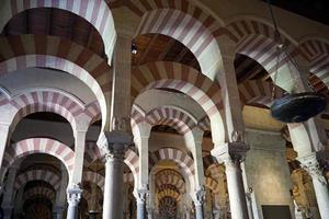 interieur van mezquita - moskee - kathedraal van Cordoba in Spanje foto