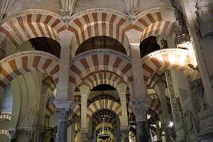 interieur van mezquita - moskee - kathedraal van Cordoba in Spanje foto