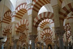 interieur van mezquita - moskee - kathedraal van Cordoba in Spanje foto