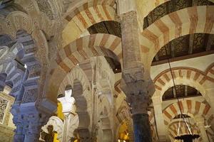 interieur van mezquita - moskee - kathedraal van Cordoba in Spanje foto