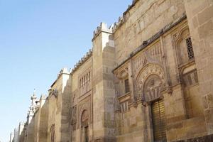 extern muren van mezquita - moskee - kathedraal van Cordoba in Spanje foto
