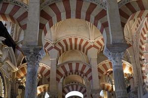 interieur van mezquita - moskee - kathedraal van Cordoba in Spanje foto