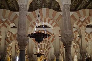 lamp en bogen in moskee - kathedraal van Cordoba in Spanje foto