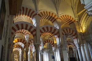 interieur van mezquita - moskee - kathedraal van Cordoba in Spanje foto