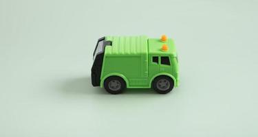 speelgoed- vuilnis vrachtauto en recycle tekst Aan een groen achtergrond foto