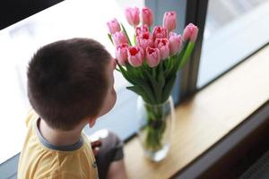 de kind is allergisch naar bloemen foto