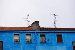 televisie-antenne op het dak van het huis foto