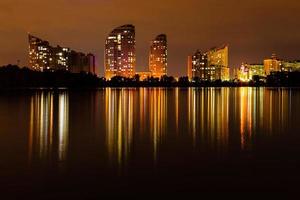 nacht stad met reflectie van huizen in de rivier- foto