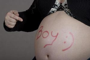 buik van een zwangere vrouw foto
