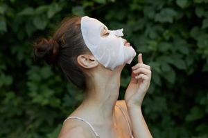 vrouw met gezicht masker voor huidsverzorging foto