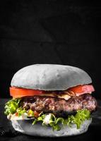 hamburger detailopname Aan donker achtergrond foto
