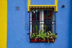 venster op de blauwe gevel van het huis, architectuur in de stad Bilbao, Spanje foto