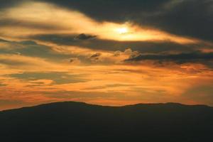 mooi landschap lagen van berg en nevelig Aan heuvel vallei in gouden schemering van zonsondergang Bij Thailand foto