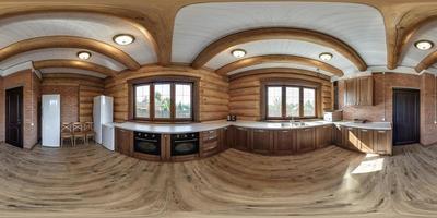 vol naadloos bolvormig hdri 360 panorama visie in interieur van keuken in eco dorp vakantie huis met houten dakspar plafond in equirectangular bolvormig projectie. foto