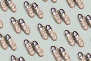 beige vrouwen leer sportschoenen patroon top visie Aan een groen-beige achtergrond. voorjaar of herfst gewoontjes schoenen foto