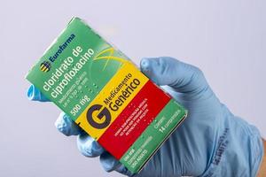 rio, Brazilië - januari 27, 2023, hand- met beschermend rubber handschoen Holding geneeskunde doos, citofloxacine hydrochloride foto