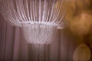 bruiloft decor mooi kristal kroonluchter dichtbij omhoog foto