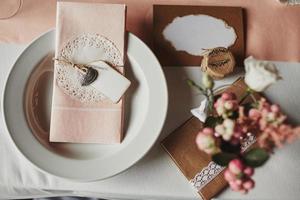 feestelijk tafel instelling voor Valentijnsdag dag met tafel servet, harten en rozen foto