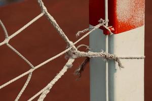 oude verlaten straatvoetbaldoel sportuitrusting foto