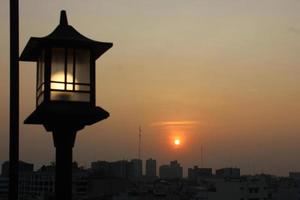 foto van een lantaarn met een zonsondergang achtergrond